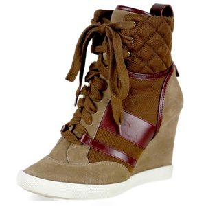 Wedge sneakers by Chloé. Crafted in brown fabrics with shoelaces.